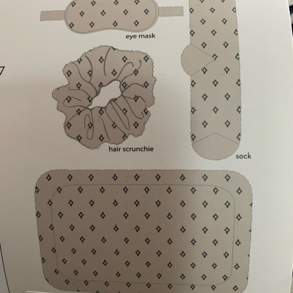 Cosmetic/Travel Bag with accessories - Picture 3 of 3